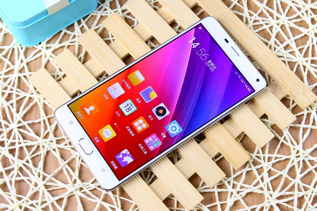 金立M5 Plus的身體內(nèi)藏著一塊容量5020mAh的電池，在目前電池研發(fā)制造技術(shù)無法取得突破的大背景下，更大的電池容量絕對意味著更久的續(xù)航時間，這對于喜歡大屏娛樂機(jī)型的用戶來說，不僅6.0英寸大屏讓視覺爽了，更久的續(xù)航讓體驗(yàn)也爽了。