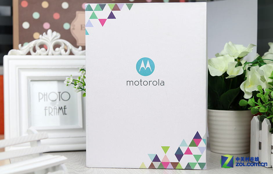 摩托羅拉被<a href=/tags/105-0.html target=_blank class=infotextkey>聯(lián)想</a>收購后,回歸中國市場幾乎是早已確定的。Moto于1月26日在國家會(huì)議中心舉辦新品發(fā)布會(huì),正式回歸中國市場。