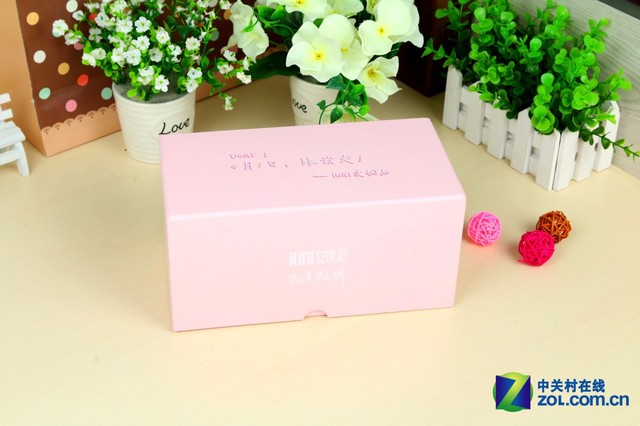 2015年4月1日下午2點(diǎn)，IUNI艾優(yōu)尼在北京召開艾優(yōu)尼泡芙小姐手機(jī)發(fā)布會(huì)，牽手優(yōu)酷發(fā)布艾優(yōu)尼泡芙小姐IUNI i1，這是一款面向女性市場的高顏值、高配置的女性手機(jī)。