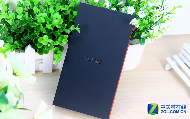 2015年5月6日nubia在北京水立方發布首款采用無邊框屏幕設計的<a href=/mobile/ target=_blank class=infotextkey>智能手機</a>Z9，雙2.5D弧度屏幕的無邊界設計讓人大感新穎，而這次發布會的邀請函正是一塊玻璃。