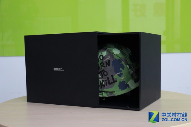 6月30日下午魅族在國(guó)家會(huì)議中心召開(kāi)新品發(fā)布會(huì)，正式宣布推出年度新作MX5。當(dāng)我們受到這個(gè)鋼盔邀請(qǐng)函時(shí)頗為震驚，感嘆現(xiàn)在的邀請(qǐng)涵實(shí)在是花樣百出。