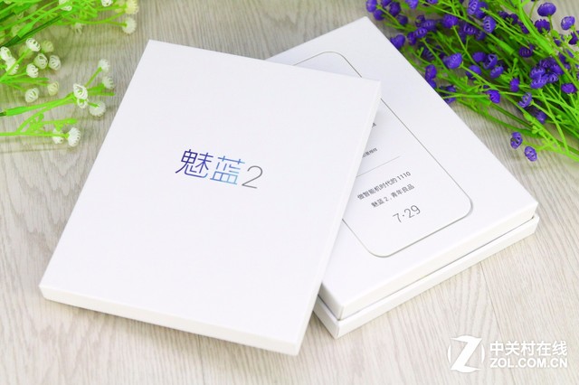 7月29日魅族魅藍2發布會前不久，我們收到了本次發布會邀請函，邀請函包裝盒為印有“魅藍2”的正方形白色包裝盒，盒內附有一張邀請及一部<a href=/tags/209-0.html target=_blank class=infotextkey>諾基亞</a>1110手機。