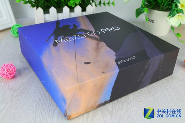 魅族這一次送出了有史以來(lái)最貴的邀請(qǐng)函，打開(kāi)魅族PRO 5的發(fā)布會(huì)邀請(qǐng)函之后簡(jiǎn)直是驚呆了，竟然包含了一款GoPro運(yùn)動(dòng)相機(jī)，這次魅族真是下足了血本啊。