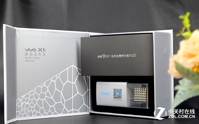 <a href=/tags/92-0.html target=_blank class=infotextkey>vivo</a> X6發(fā)布會(huì)的邀請函里的禮物我們并不是第一次見到了，這與之前中興發(fā)布會(huì)送出的禮物相同，而這些小鋼珠也是想說明vivo X6其高達(dá)98%金屬占比的機(jī)身設(shè)計(jì)。