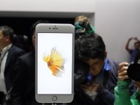 2015手機圈流行色 玫瑰金配色智能機薦