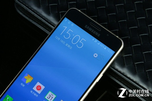 三星Galaxy A5 2016版在外觀和性能上獲得了全面提升，讓其在中端和年輕用戶(hù)市場(chǎng)持續(xù)保持競(jìng)爭(zhēng)力。在外形上Galaxy A5 2016版放棄了傳統(tǒng)金屬設(shè)計(jì)，加入了更具活力的雙面玻璃元素，更符合年輕用戶(hù)群體的口味，正面首次使用流行的2.5D康寧大猩猩玻璃，視覺(jué)圓潤(rùn)通透，手感細(xì)膩飽滿(mǎn)，曲面玻璃和金屬側(cè)邊的緊密結(jié)合也再次彰顯了三星強(qiáng)大的工藝設(shè)計(jì)能力。