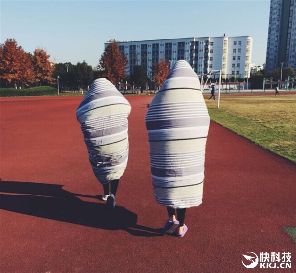 女生裹被走紅網絡 網友：行走的“粽子”