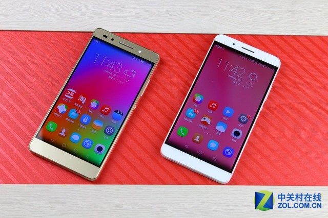 榮耀7（左）采用背部金屬材質。榮耀7i采用玻璃面板。