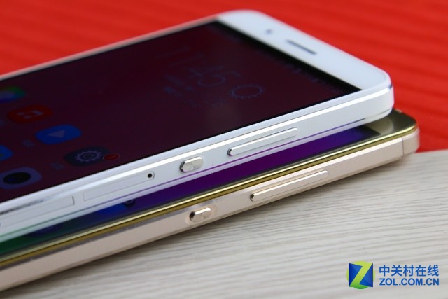 側面按鍵手感沒有差異，從按鍵的外形判斷，兩款手機應該采用同樣的模具制作。