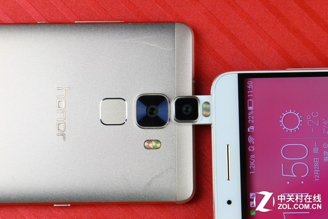 小怎么了~小怎么了~~又節(jié)約空間，同時能保證前后都是1300萬像素鏡頭，榮會玩~~