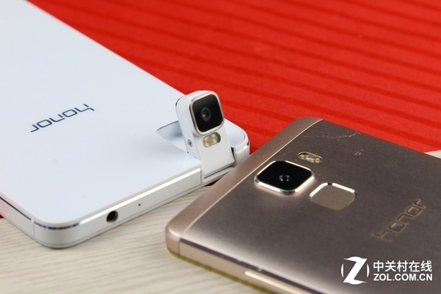 當榮耀7只能拍天花板的時候，榮耀7i正在抬頭看你耶。。。。開個玩笑，筆者只想表達它能轉(zhuǎn)。