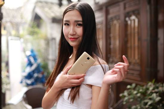 簡約不凡的設計，TCL樂玩2C金色版圖賞 