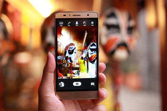 簡約不凡的設計，TCL樂玩2C金色版圖賞 