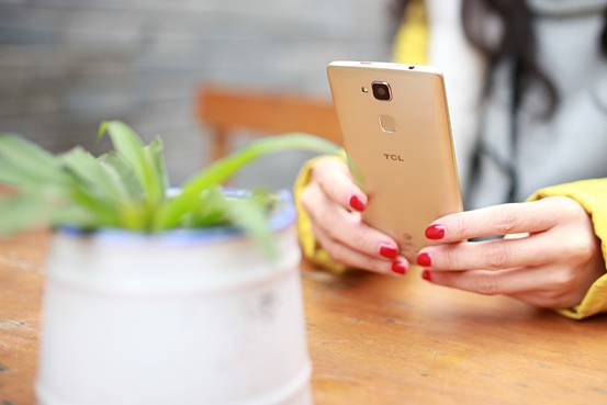 簡約不凡的設計，TCL樂玩2C金色版圖賞 
