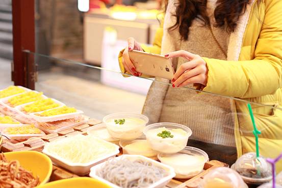 簡約不凡的設計，TCL樂玩2C金色版圖賞 