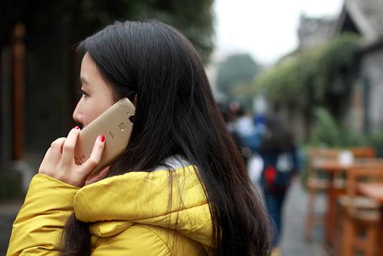 簡約不凡的設計，TCL樂玩2C金色版圖賞 