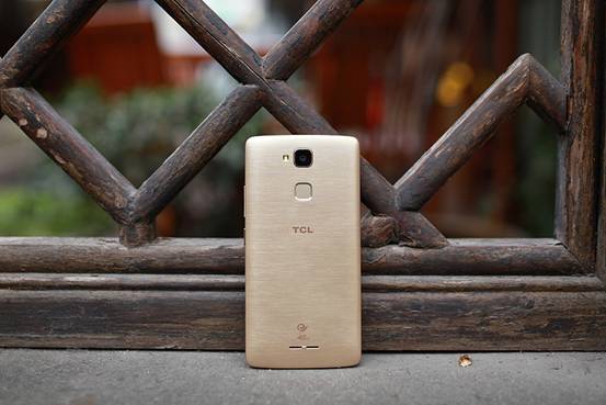 簡約不凡的設計，TCL樂玩2C金色版圖賞 
