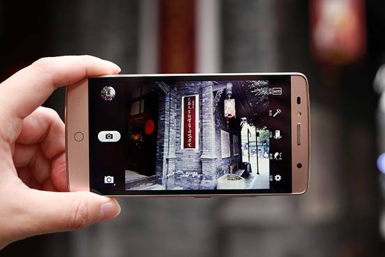 簡約不凡的設計，TCL樂玩2C金色版圖賞 