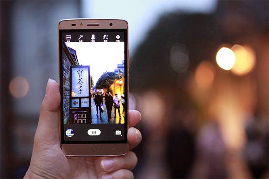 簡約不凡的設計，TCL樂玩2C金色版圖賞 