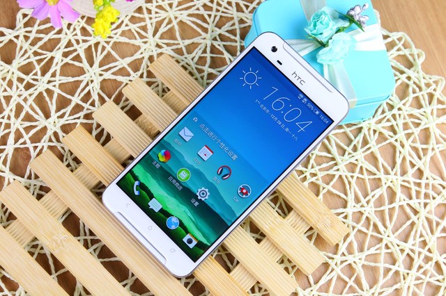 HTC One X9擁有一體式的全金屬機(jī)身外觀設(shè)計(jì)，側(cè)邊框經(jīng)過磨砂處理，手感表現(xiàn)也是不錯(cuò)。整機(jī)電源鍵和音量按鍵置于手機(jī)一側(cè)，方便進(jìn)行操作。另外該機(jī)在正面還有康寧大猩猩2.5D曲面玻璃，整機(jī)的觸摸手感也非常舒適。