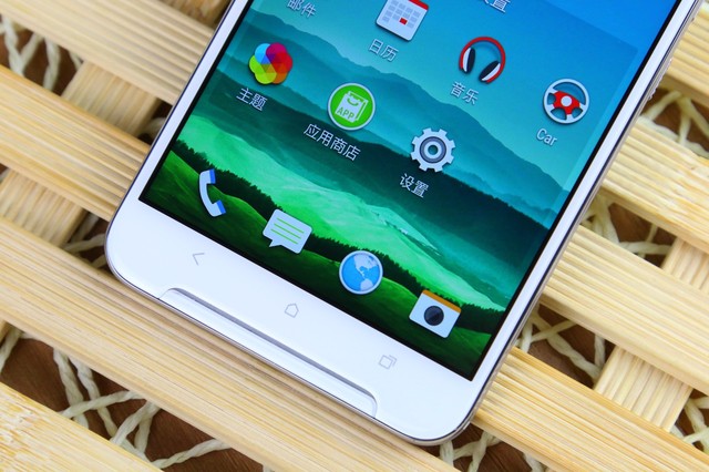 HTC One X9采用5.5寸1080p屏幕，搭載Helio X10 MT6795T處理器，還有3GB+32GB內(nèi)存組合，擁有1300萬像素主攝像頭，支持OIS光學(xué)防抖，500萬像素自拍攝像頭。還配備3000mAh電池，支持雙卡雙待雙4G。