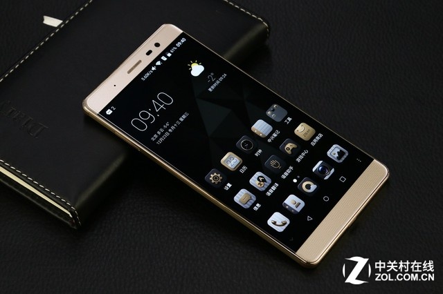 2015年12月18日，中興通訊于北京正式發(fā)布了AXON系列新品――中興AXON天機MAX，這也是中興面向高端市場的又一款力作，以博大的特質為重度商務玩家打造一款提供出色體驗的商務手機。中興AXON天機正面覆蓋2.5弧面玻璃，上下兩端配合時尚紋理，機身背部采用高強度鈦合金，金屬占比達93%，整體設計語言與此前的AXON系列機型比較一致。