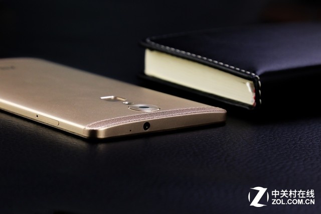 巨屏盡在掌握 中興AXON天機Max圖賞