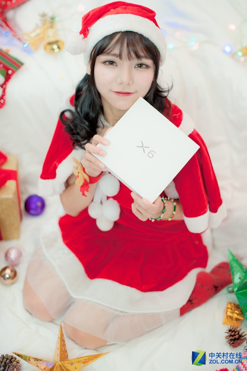 圣誕節不僅僅要有圣誕老人和火雞,更要有一份對得起自己的禮物!今天,一位萌妹紙就給大家帶來了一款非常適合作為圣誕禮物的<a href=/mobile/ target=_blank class=infotextkey>智能手機</a>――夠快才暢快vivo X6&X6Plus!