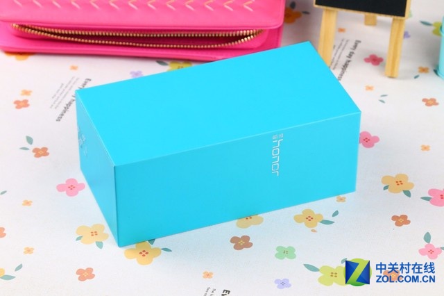 榮耀7i是繼2015年榮耀推出榮耀7后的又一旗艦機型，迅速吸引眾人的目光。榮耀7i搭載SONY 1300萬像素背照式翻轉(zhuǎn)鏡頭，可自由停在任意角度，是榮耀首款搭載側(cè)邊指紋識別技術的智能<a href=/mobile/ target=_blank class=infotextkey>手機</a>。