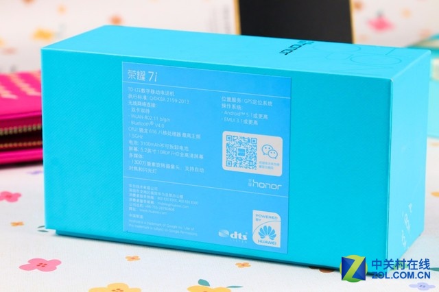 榮耀7i擁有1080P分辨率的5.2英寸屏幕，搭載高通驍龍616處理器，內(nèi)置3GB運行內(nèi)存和32GB本地存儲空間，使用可翻轉(zhuǎn)1300萬像素攝像頭，電池容量為3100mAh，側(cè)邊配有指紋識別傳感器。