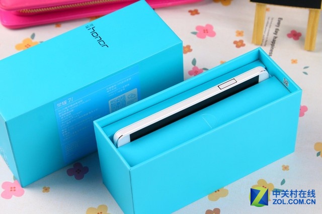 榮耀7i分別有全網(wǎng)通、雙4G/電信、移動三個版本，售價分別為1899元、1699元和1599元。