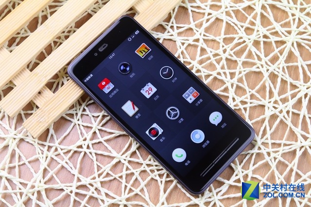 2015年12月29日錘子科技發(fā)布了備受期待的新機(jī)Smartisan T2，Smartisan T2的設(shè)計(jì)以體驗(yàn)至上、極簡(jiǎn)主義為導(dǎo)向，在之前T1的路線上更加注重均衡、舒適的手感。該機(jī)屏幕依然為4.95英寸1080p的屏幕，相比于之前驍龍801+2GB RAM的組合，Smartisan T2這次選擇了驍龍808+3GB RAM，但體驗(yàn)依然追求極致順暢。Smartisan T2也搭載了最新的Smartisan OS2.5系統(tǒng)，這次更新共計(jì)新增功能接近60項(xiàng)，優(yōu)化改進(jìn)50多項(xiàng)。