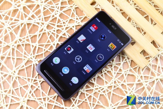 2015年12月29日錘子科技發(fā)布了備受期待的新機(jī)Smartisan T2，Smartisan T2的設(shè)計(jì)以體驗(yàn)至上、極簡(jiǎn)主義為導(dǎo)向，在之前T1的路線上更加注重均衡、舒適的手感。該機(jī)屏幕依然為4.95英寸1080p的屏幕，相比于之前驍龍801+2GB RAM的組合，Smartisan T2這次選擇了驍龍808+3GB RAM，但體驗(yàn)依然追求極致順暢。Smartisan T2也搭載了最新的Smartisan OS2.5系統(tǒng)，這次更新共計(jì)新增功能接近60項(xiàng)，優(yōu)化改進(jìn)50多項(xiàng)。