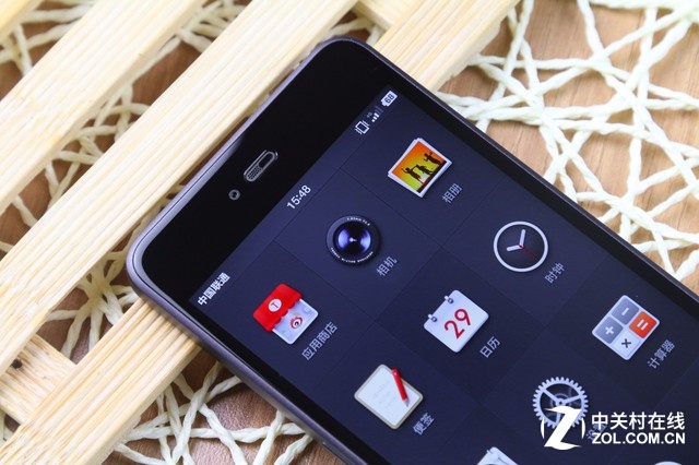 2015年12月29日錘子科技發(fā)布了備受期待的新機(jī)Smartisan T2，Smartisan T2的設(shè)計(jì)以體驗(yàn)至上、極簡(jiǎn)主義為導(dǎo)向，在之前T1的路線上更加注重均衡、舒適的手感。該機(jī)屏幕依然為4.95英寸1080p的屏幕，相比于之前驍龍801+2GB RAM的組合，Smartisan T2這次選擇了驍龍808+3GB RAM，但體驗(yàn)依然追求極致順暢。Smartisan T2也搭載了最新的Smartisan OS2.5系統(tǒng)，這次更新共計(jì)新增功能接近60項(xiàng)，優(yōu)化改進(jìn)50多項(xiàng)。