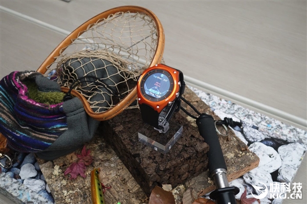 蘋(píng)果弱爆！卡西歐發(fā)布首款智能手表：續(xù)航一個(gè)月