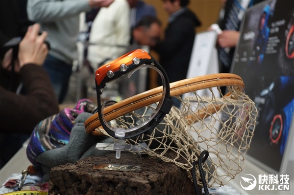 蘋(píng)果弱爆！卡西歐發(fā)布首款智能手表：續(xù)航一個(gè)月