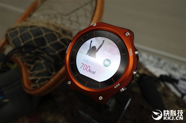 蘋(píng)果弱爆！卡西歐發(fā)布首款智能手表：續(xù)航一個(gè)月