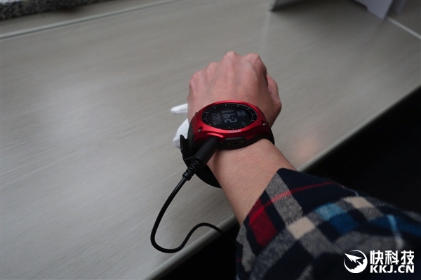 蘋(píng)果弱爆！卡西歐發(fā)布首款智能手表：續(xù)航一個(gè)月