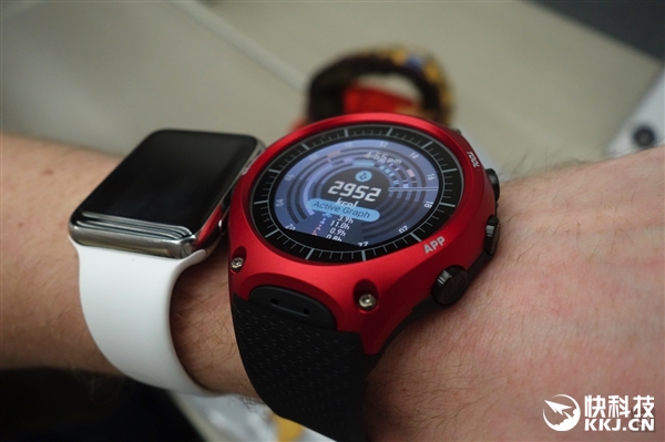 蘋(píng)果弱爆！卡西歐發(fā)布首款智能手表：續(xù)航一個(gè)月
