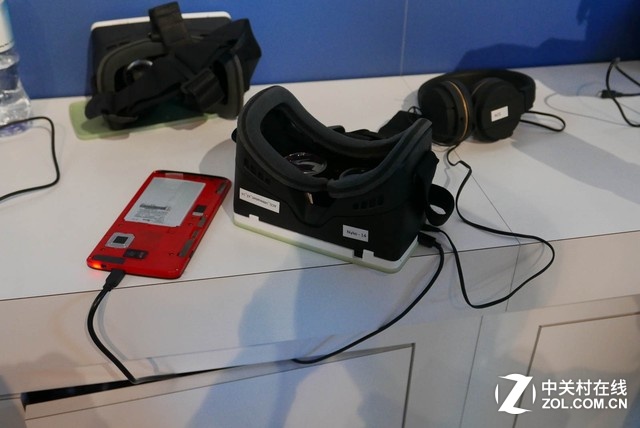 目前的工程原型機可以實現雙眼各1000x1000的虛擬顯示,實際戴上頭盔體驗,也確實能感受到不錯的沉浸式虛擬顯示效果。工作人員表示,隨著平臺的完善,未來將能夠支持更高分辨率。