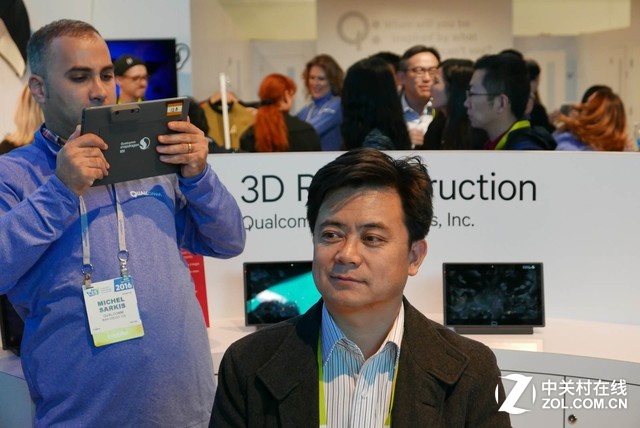 820的另一個典型應用是3D掃描建模。820強大的性能配合3D掃描模塊,用手持設備就可以實時完成個人頭像的3D掃描與合成。最直觀的用處就是可以把游戲里人物的頭像替換成自己的,實現更有趣的游戲體驗。更進一步,有了方便的掃描設備,在3D打印、產品設計等領域也有廣闊應用空間。