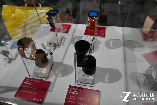 除了手機,很多用戶或許沒有注意到不少智能手表和<a href=/smart/chuandai/ target=_blank class=infotextkey>可穿戴設備</a>里面也有高通的技術。在展臺上我們看到了MOTO、LG等公司的智能手表,以及來自更多廠商的手環和可穿戴設備。他們大多使用了高通的低功耗處理器,但除此之外,高通還有定位芯片、藍牙芯片和網絡芯片在其中發揮作用。