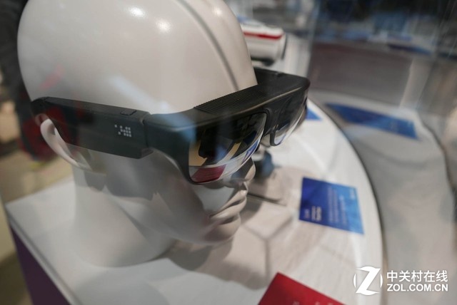 除了手機,很多用戶或許沒有注意到不少智能手表和可穿戴設備里面也有高通的技術。在展臺上我們看到了MOTO、LG等公司的智能手表,以及來自更多廠商的手環和可穿戴設備。他們大多使用了高通的低功耗處理器,但除此之外,高通還有定位芯片、藍牙芯片和網絡芯片在其中發揮作用。