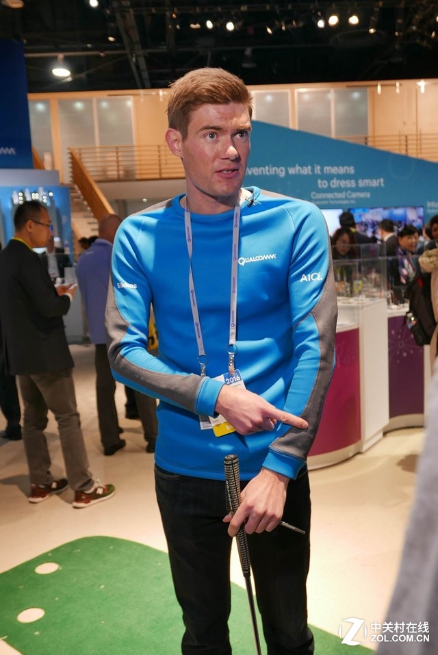談到可穿戴設備,這件智能高爾夫上衣看起來更有吸引力。運動員穿上它之后,不但能監測心率等基礎信息,還能根據各關節處傳感器收集的身體姿態信息,獲得矯正動作或者優化擊打姿勢的幫助。
