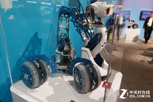 高通展臺上還有不少機器人產品。它們有的是復雜的行走式機器人，使用高通的處理器來實現智能，有的則是玩具，只需要簡單的藍牙連接就能實現有意思的應用。