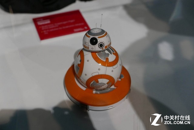 高通展臺上還有不少機器人產品。它們有的是復雜的行走式機器人，使用高通的處理器來實現智能，有的則是玩具，只需要簡單的藍牙連接就能實現有意思的應用。