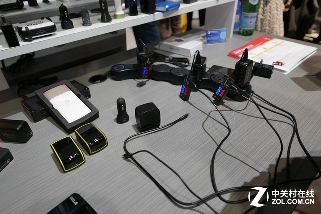 作為移動產業的領導公司，高通對設備充電技術的進步也有很多成績。無線充電、高速充電的很多標準都是由高通提出的，在現場我們也看到了很多相關的充電產品。如果電池技術本身暫時沒有突破，那么能更快更方便地充電，也是一件好事。