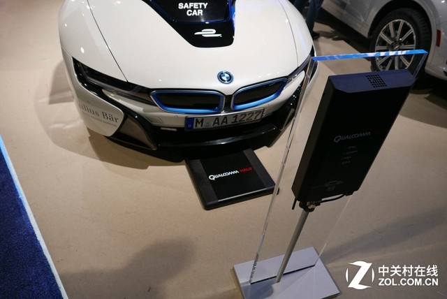 作為手機充電技術的“副產品”，高通其實還有汽車的無線充電技術?，F場的寶馬i8可以通過地面的無線充電設備獲得更好的電動車駕駛體驗。