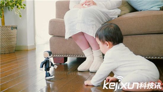 軟銀Pepper被搶光 盤(pán)點(diǎn)2015高端智能機(jī)器人