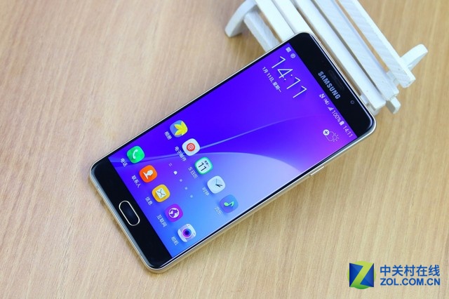 三星Galaxy A7 2016版搭載了5.5英寸1080P分辨率屏幕，采用Super AMOLED材質(zhì)，機身表面為玻璃+金屬的材質(zhì)，并配備了指紋識別功能。在硬件配置上采用的高通驍龍615八核64位處理器，配以3GB內(nèi)存，整機性能更上一個臺階，帶來震撼的視覺體驗。在拍照方面配備了1300萬像素主攝像頭和500萬像素主攝像頭，均采用F1.9大光圈，支持OIS光學防抖。